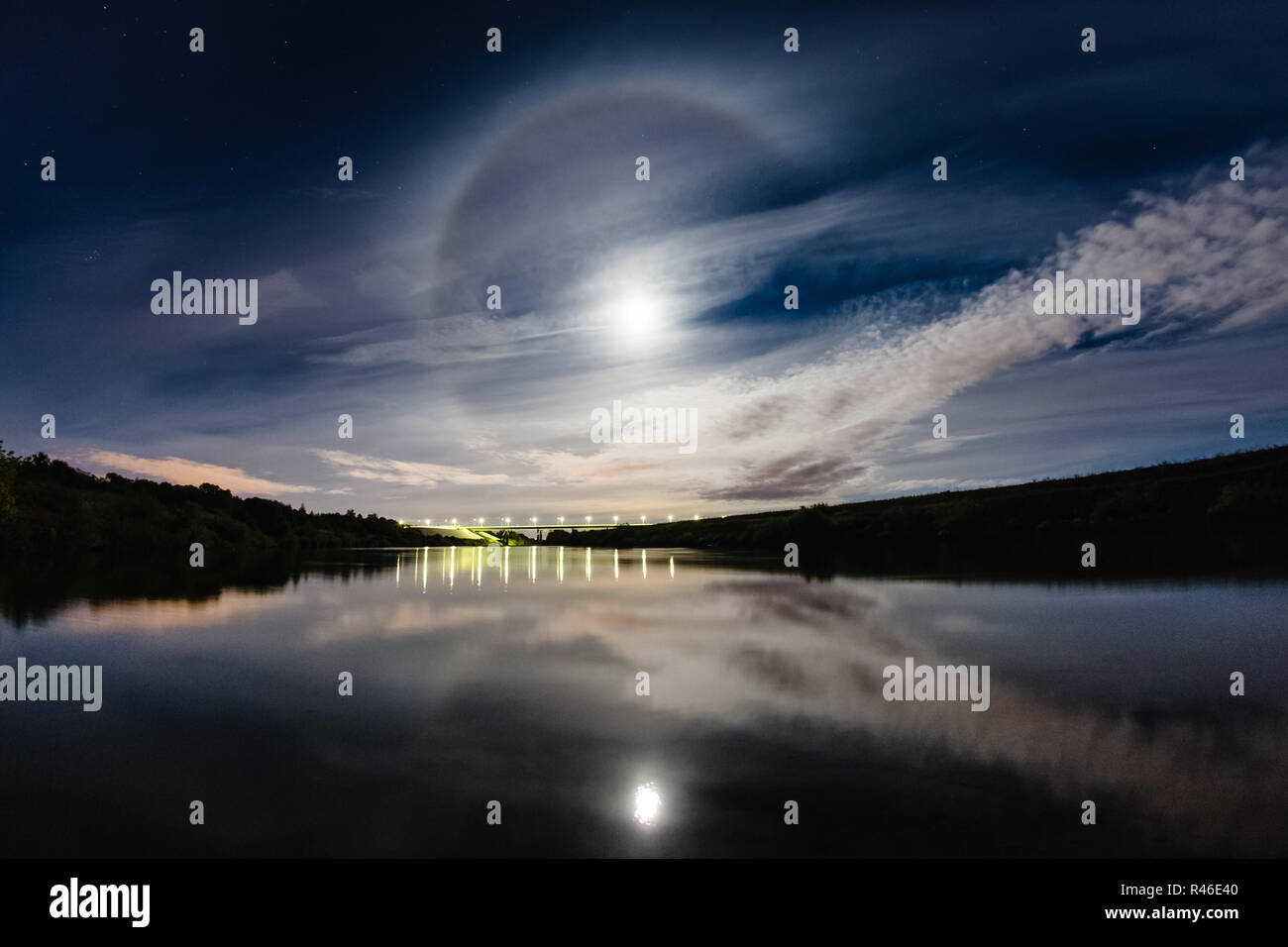 Belle Nuit Paysage Avec Phenomene Atmospherique Halo Photo Stock Alamy