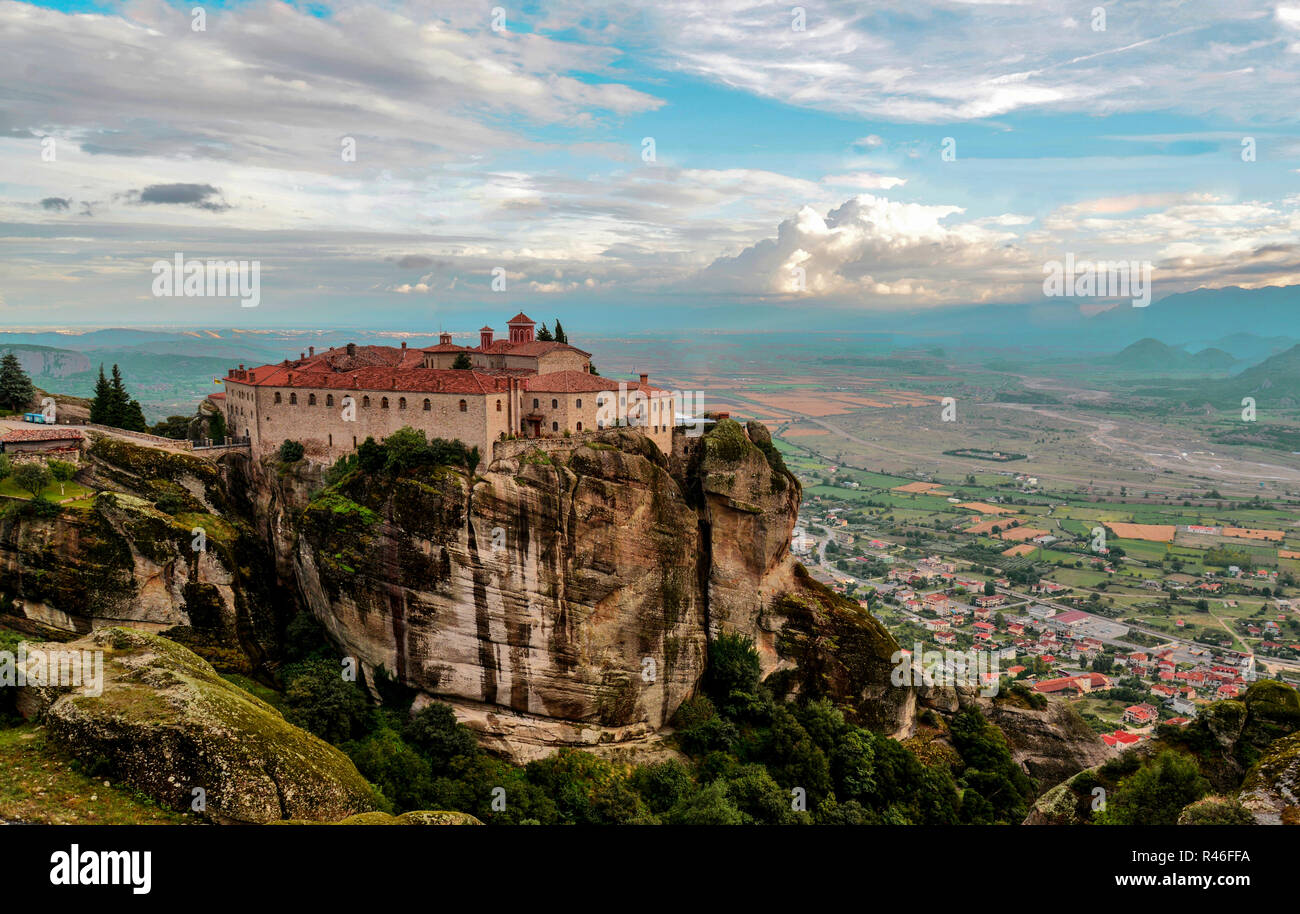 Météores, Grèce. Le phénomène géologique unique de paysage avec d'énormes rochers verticaux. Une nature's wonder. Banque D'Images