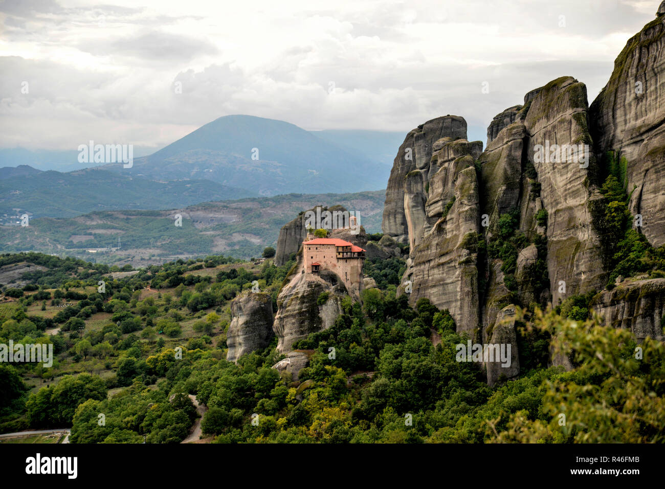 Météores, Grèce. Le phénomène géologique unique de paysage avec d'énormes rochers verticaux. Une nature's wonder. Banque D'Images