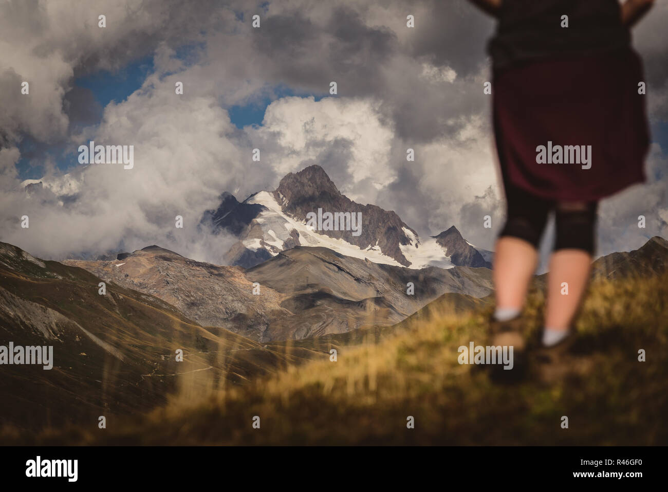 Randonneur femme dans les Alpes à la recherche sur au Mont Blanc Banque D'Images