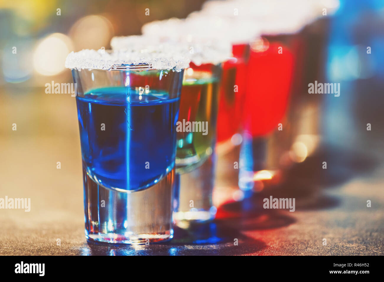 Cocktail sans alcool rangée sur comptoir bar, cocktails shooters colorés boissons Banque D'Images
