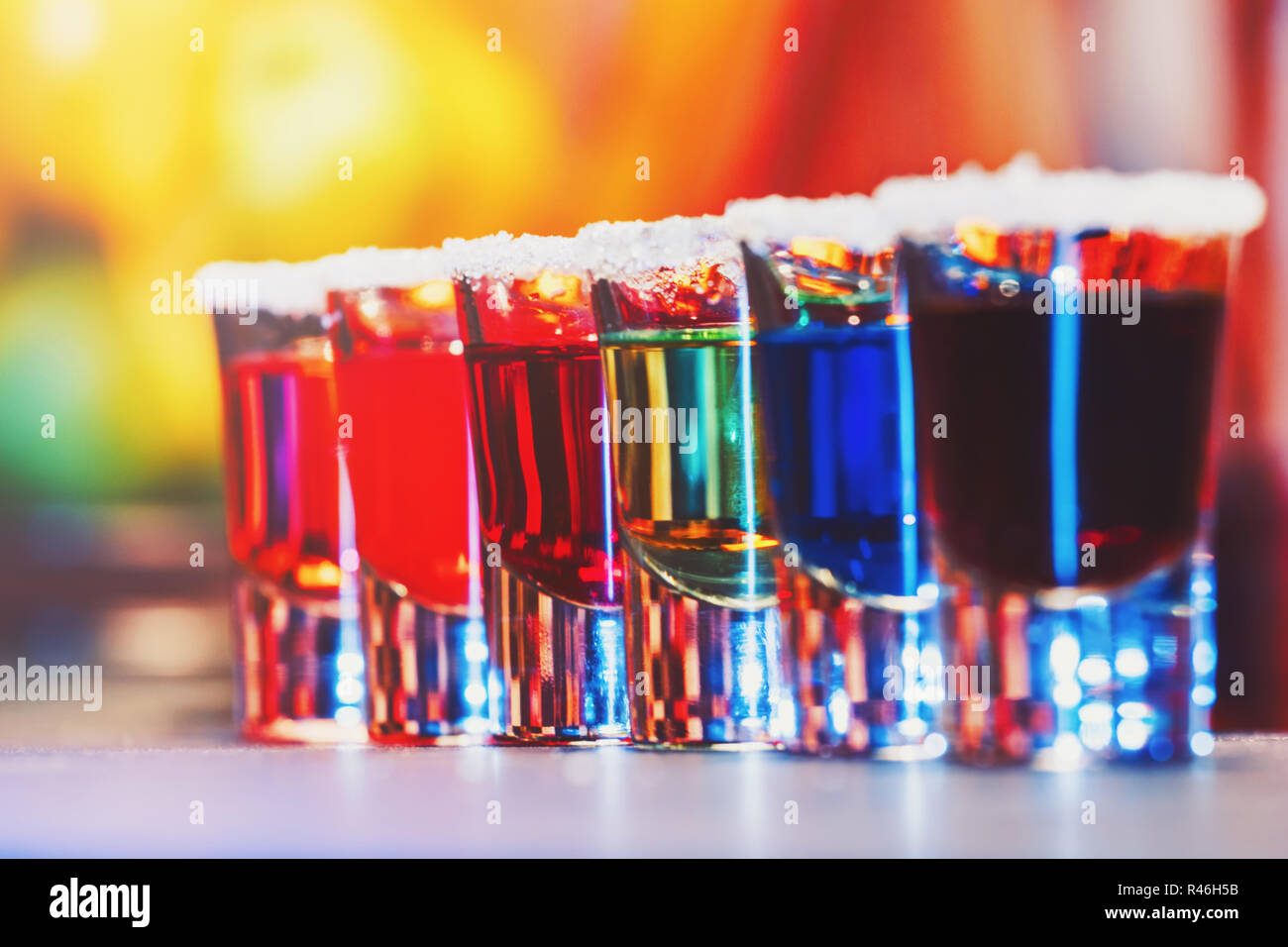 Cocktail sans alcool rangée sur comptoir bar, cocktails shooters colorés boissons Banque D'Images