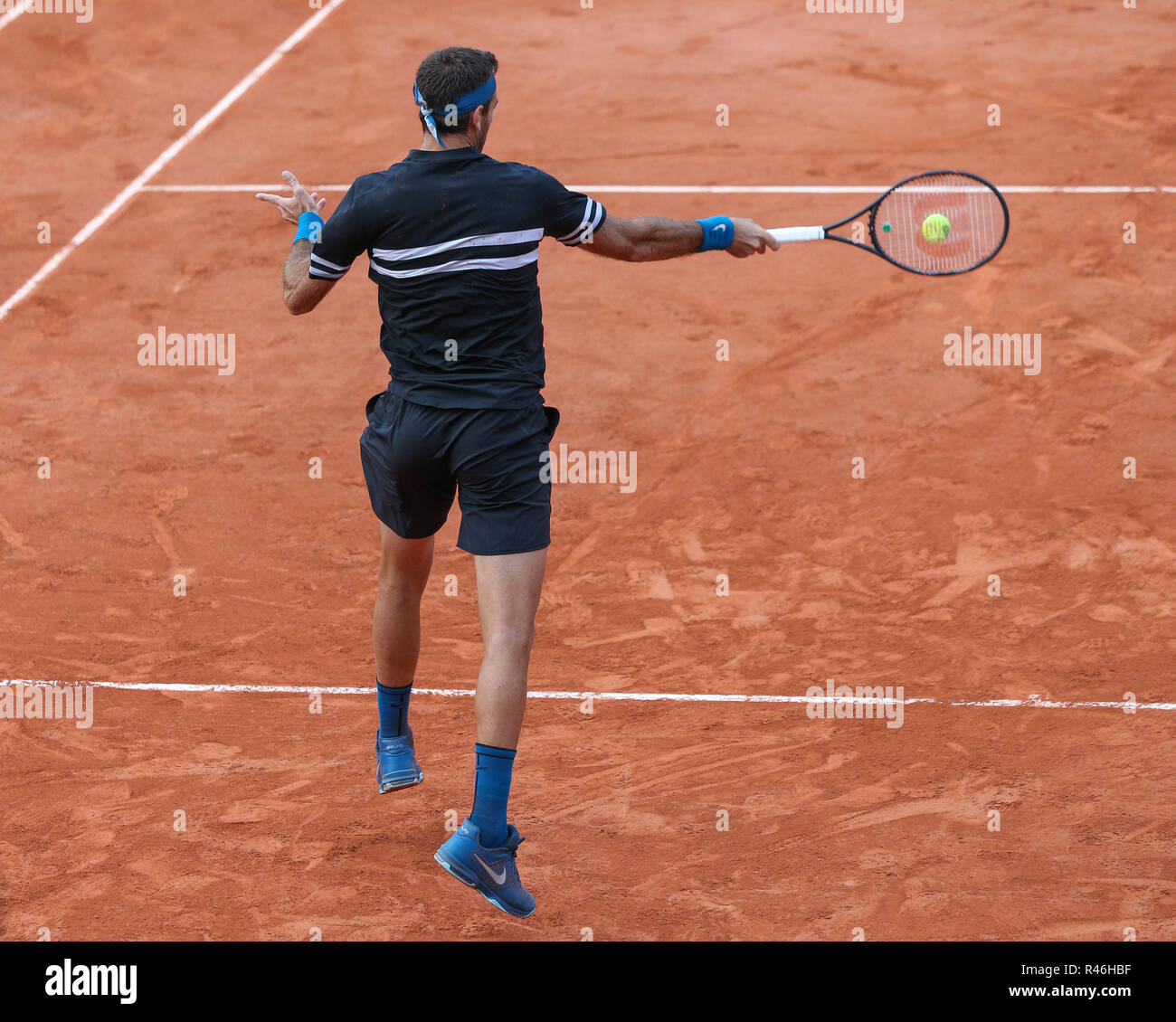 Vue arrière du joueur de tennis Argentin Juan Martin del Potro jouant un coup droit tiré sur l'Open de France 2018, Paris, France Banque D'Images