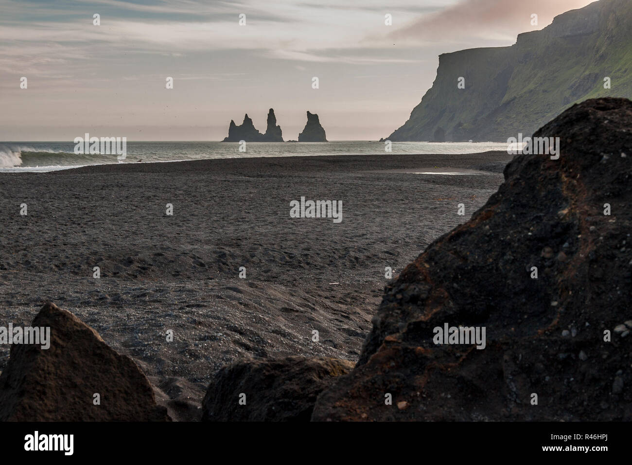 Des formations de roche de Reynisdrangar et le mont Reynisfjall. Plage de sable noir de Vik, le sud de l'Islande Banque D'Images