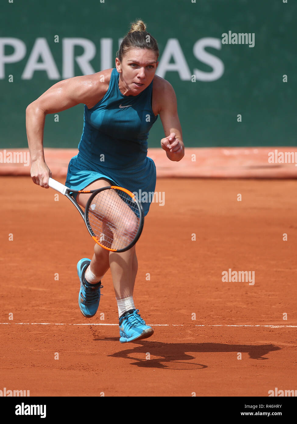 La joueuse de tennis roumaine Simona en action à l'Open de France 2018,  Paris, France Photo Stock - Alamy