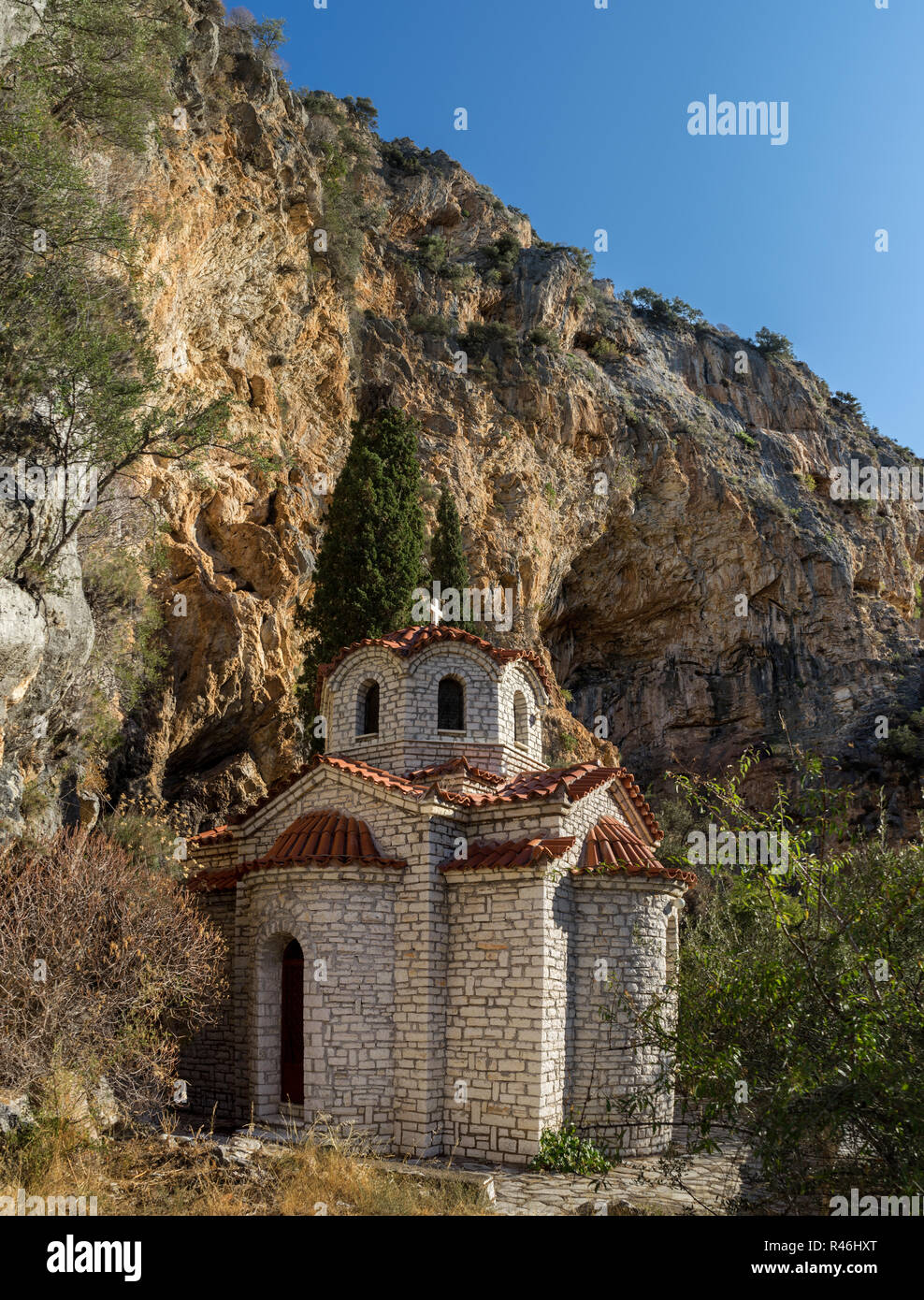 Église Santa Eleousa dans la campagne de l'ouest de la Grèce. L'architecture religieuse byzantine typique. Une très belle place à visiter. Banque D'Images