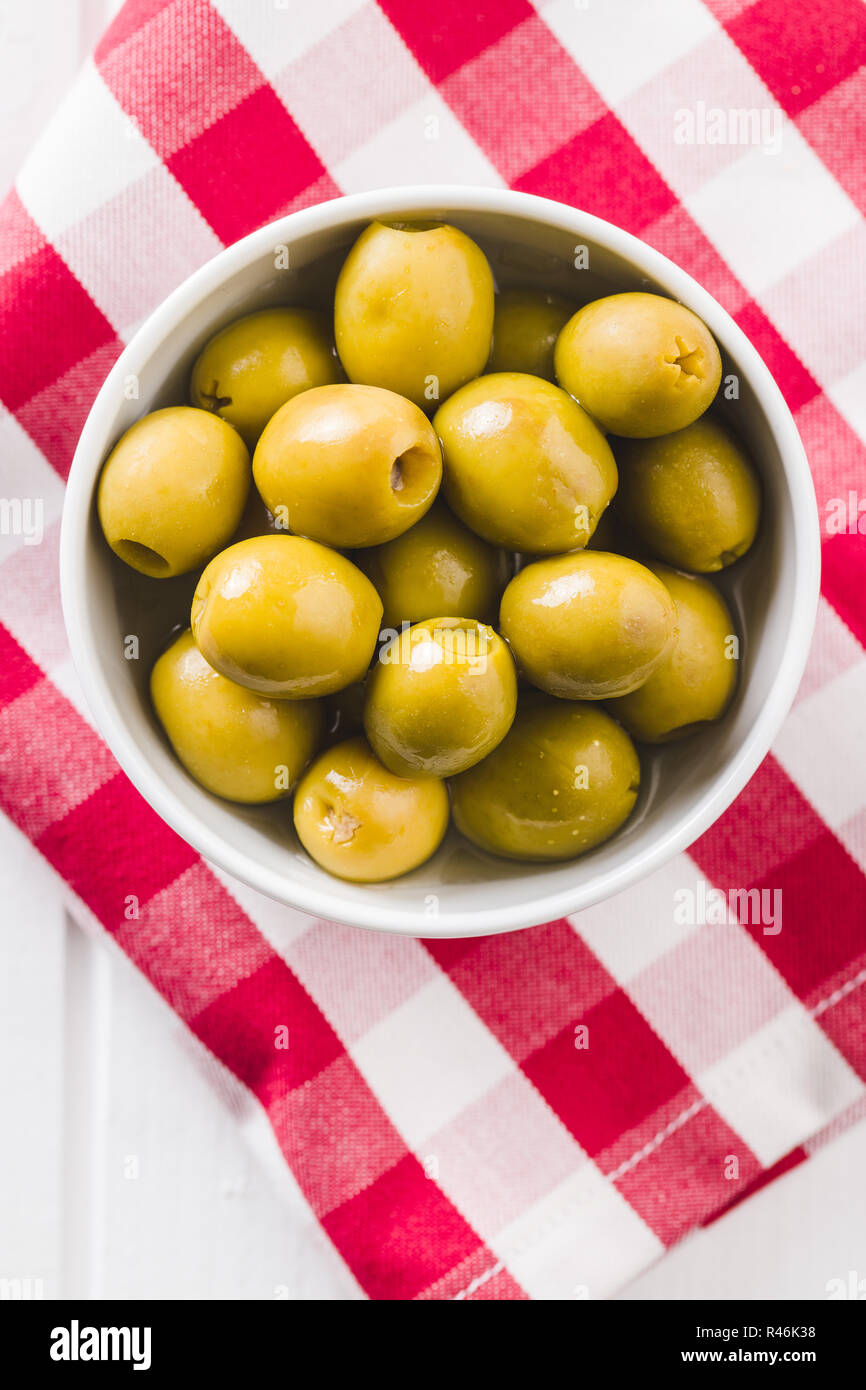 Olives vertes marinées dans un bol. Vue d'en haut. Banque D'Images