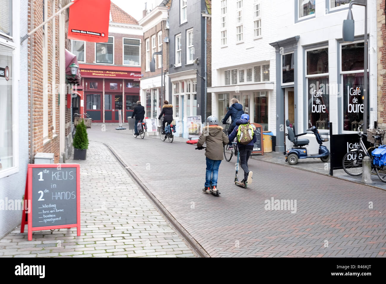 Deux garçons pas à porter un casque et traverser une rue de Va Pays-Bas Banque D'Images