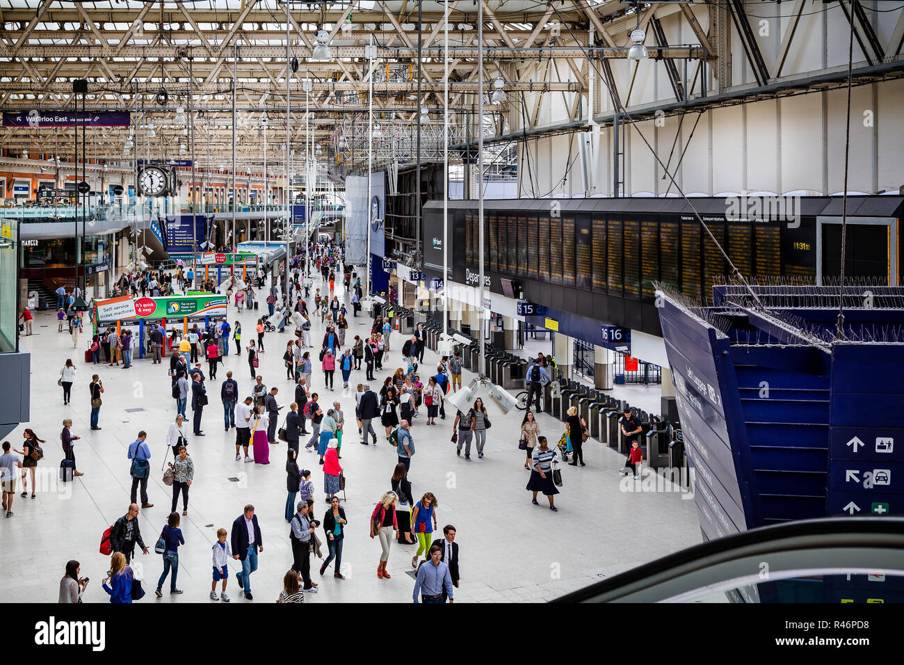 Hall bondé à la gare de Waterloo à Londres, Royaume-Uni L'ostéonécrose 13 Août 2013 Banque D'Images