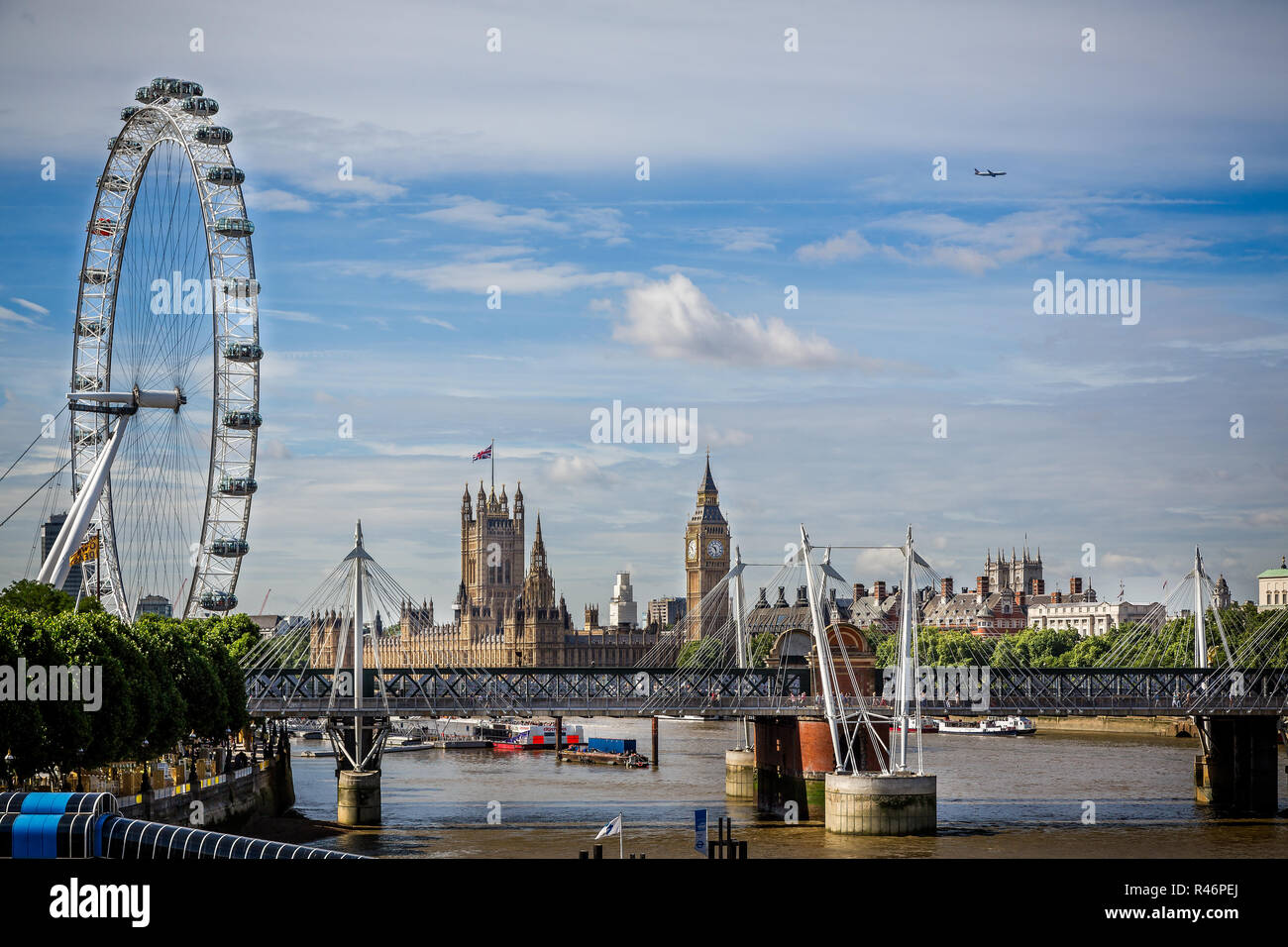 Chambres du Parlement, Hungerford & Golden Jubilee bridges et le London Eye de Waterloo Bridge, Londres, Royaume-Uni le 13 août 2013 Banque D'Images
