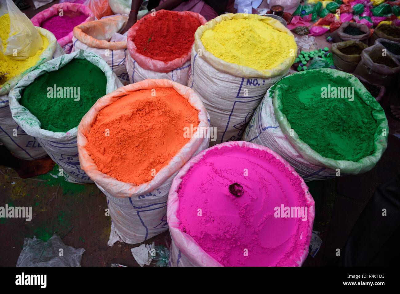 Les contenants des poudres de couleur vive, ou gulal Holi pour le Holi festival à New Delhi, Inde. Banque D'Images