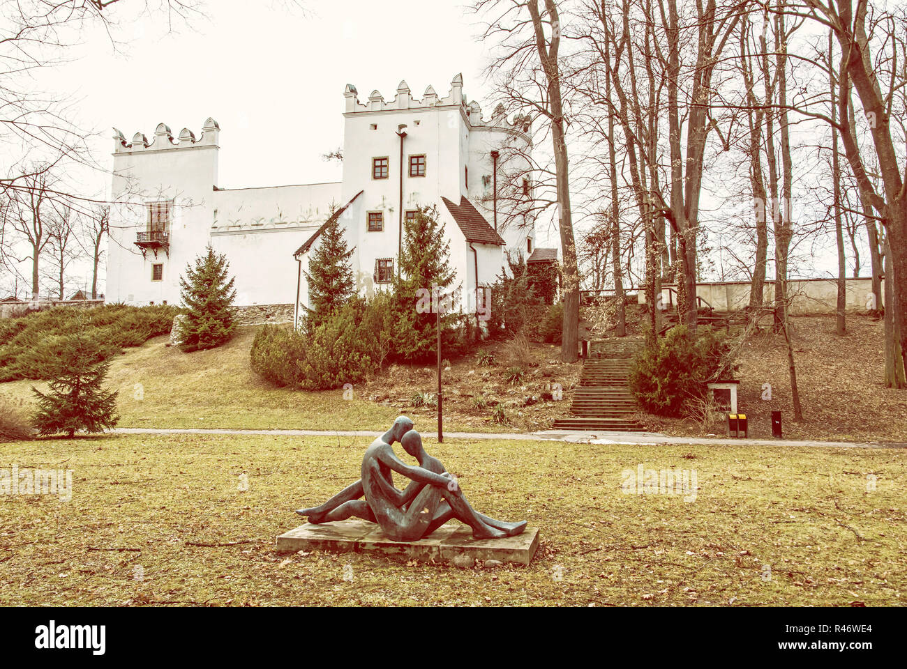 Très beau château Strazky, République Slovaque. Patrimoine culturel. Thème de l'architecture. Statue d'amants. Filtre photo jaune. Banque D'Images