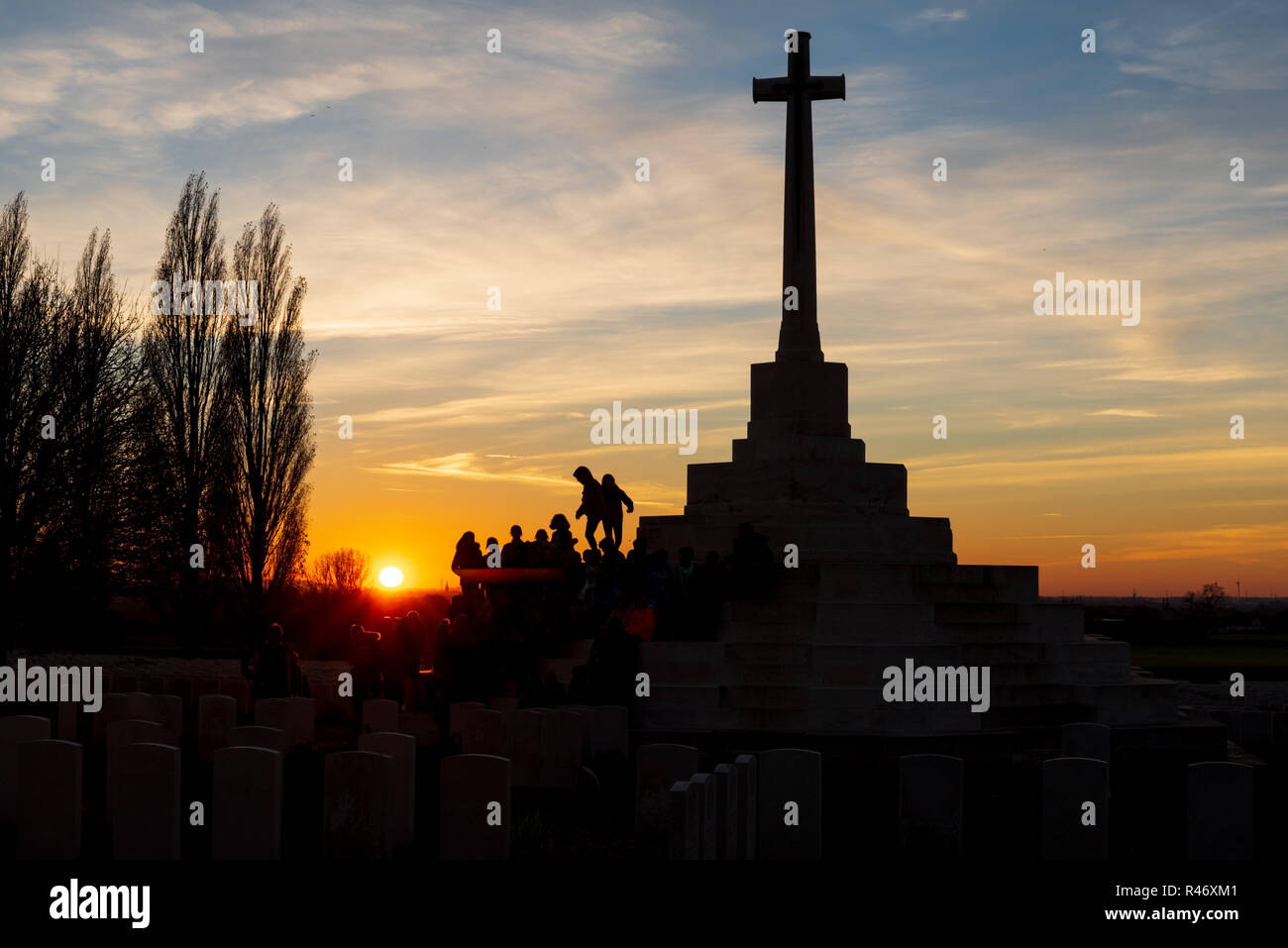 Croix du Sacrifice au coucher du soleil, Tyne Cot cimetière militaire britannique près d'Ypres Banque D'Images