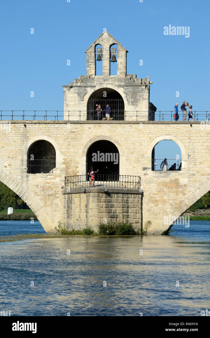 Pont d'Avignon ou pont Saint-Bénézet pont médiéval sur le Rhône à Avignon Provence France. Chapelle de Saint Nicholas, au centre. Banque D'Images