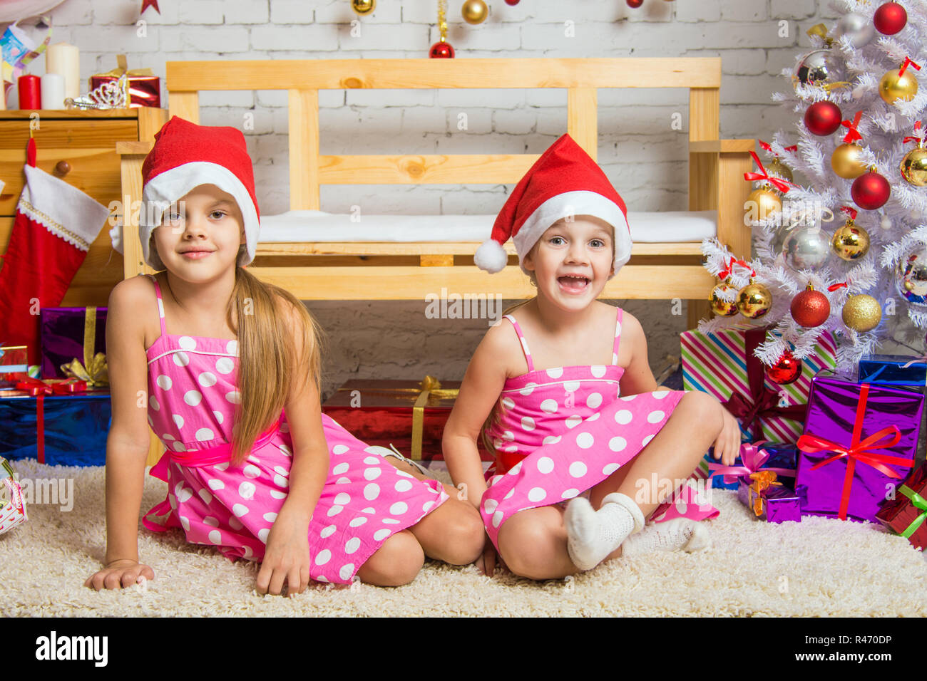 Funny Girl gnome assis sur une natte dans un paramètre de Noël Banque D'Images