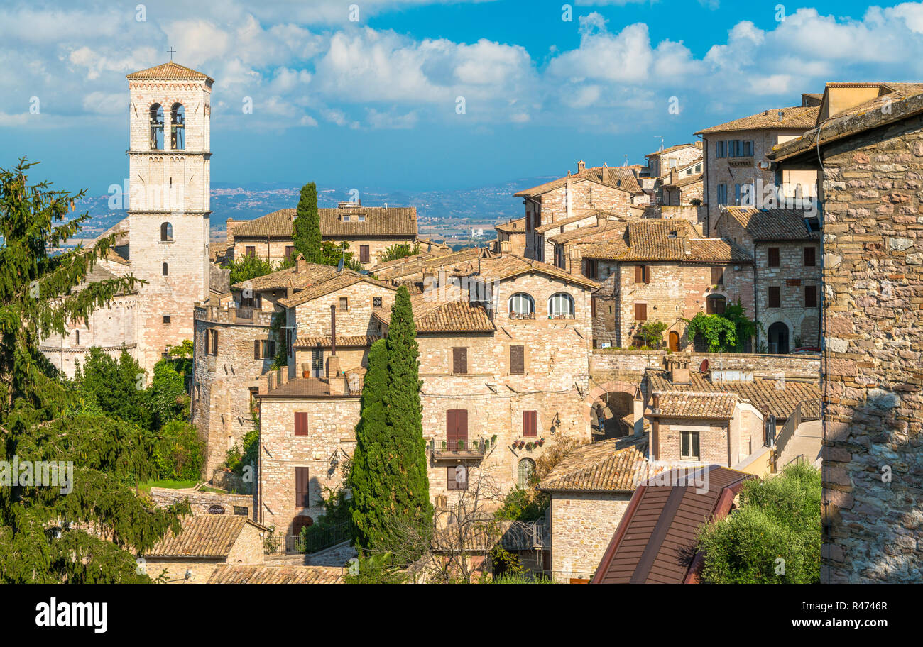Soupir panoramique à Assise avec l'abbaye de Saint Pierre Bell Tower. L'Ombrie, Italie. Banque D'Images