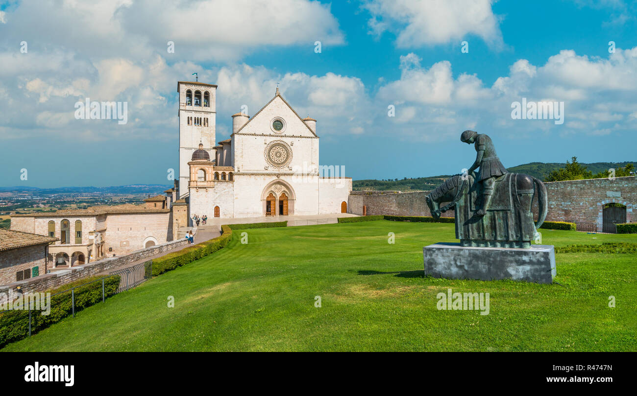 Basilique Saint François à assise sur une journée ensoleillée. L'Ombrie, en Italie centrale. Banque D'Images