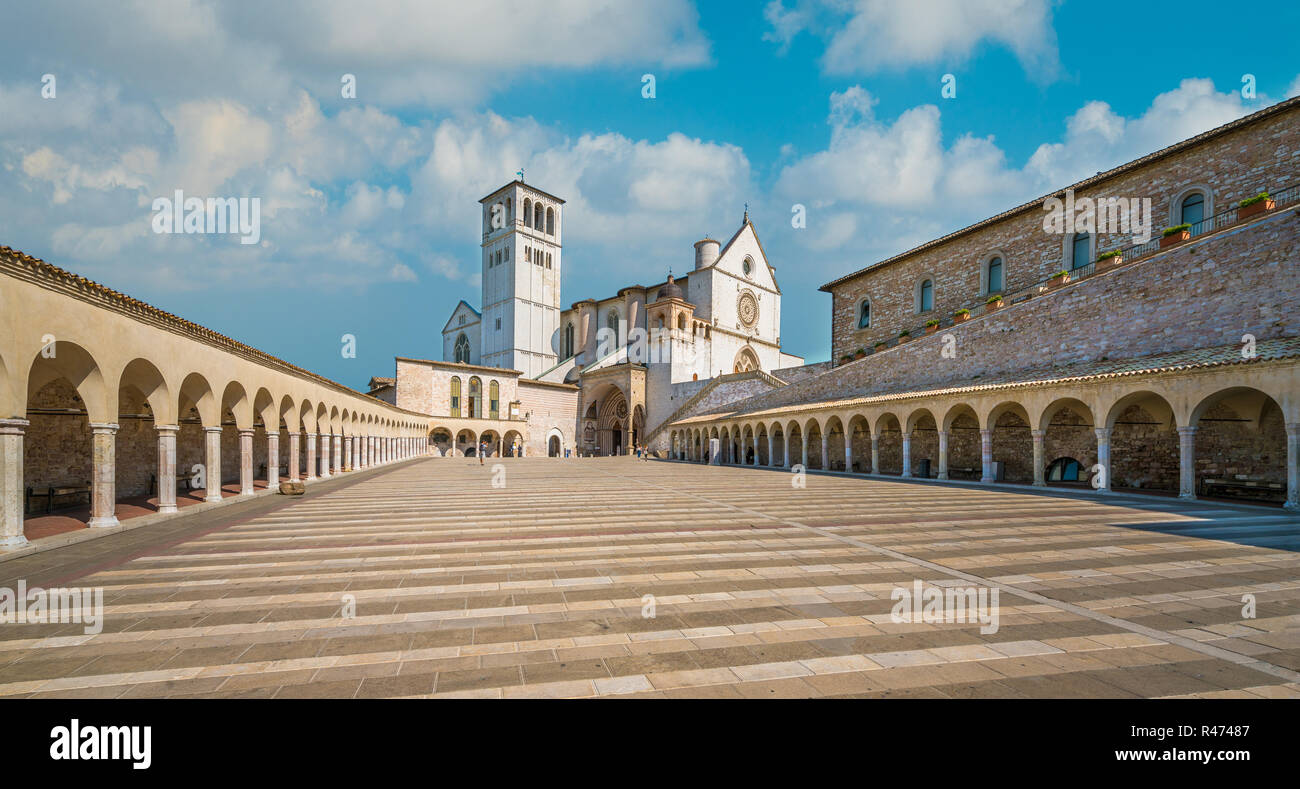 Basilique Saint François à assise sur une journée ensoleillée. L'Ombrie, en Italie centrale. Banque D'Images