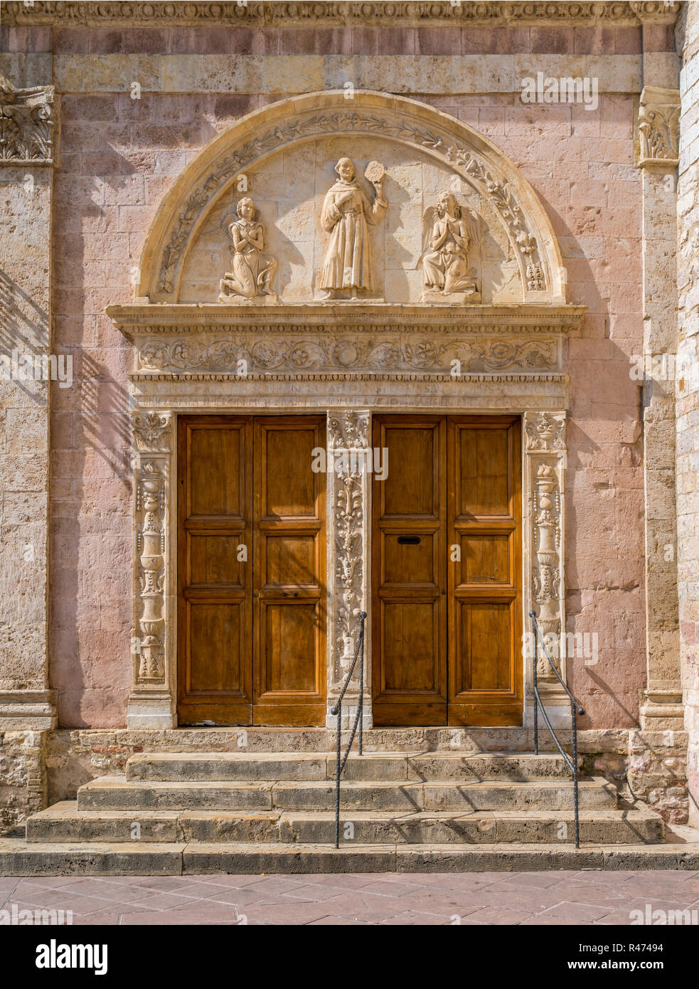 Bas-relief sur la Basilique de Saint François à Assise, en Ombrie, en Italie centrale. Banque D'Images