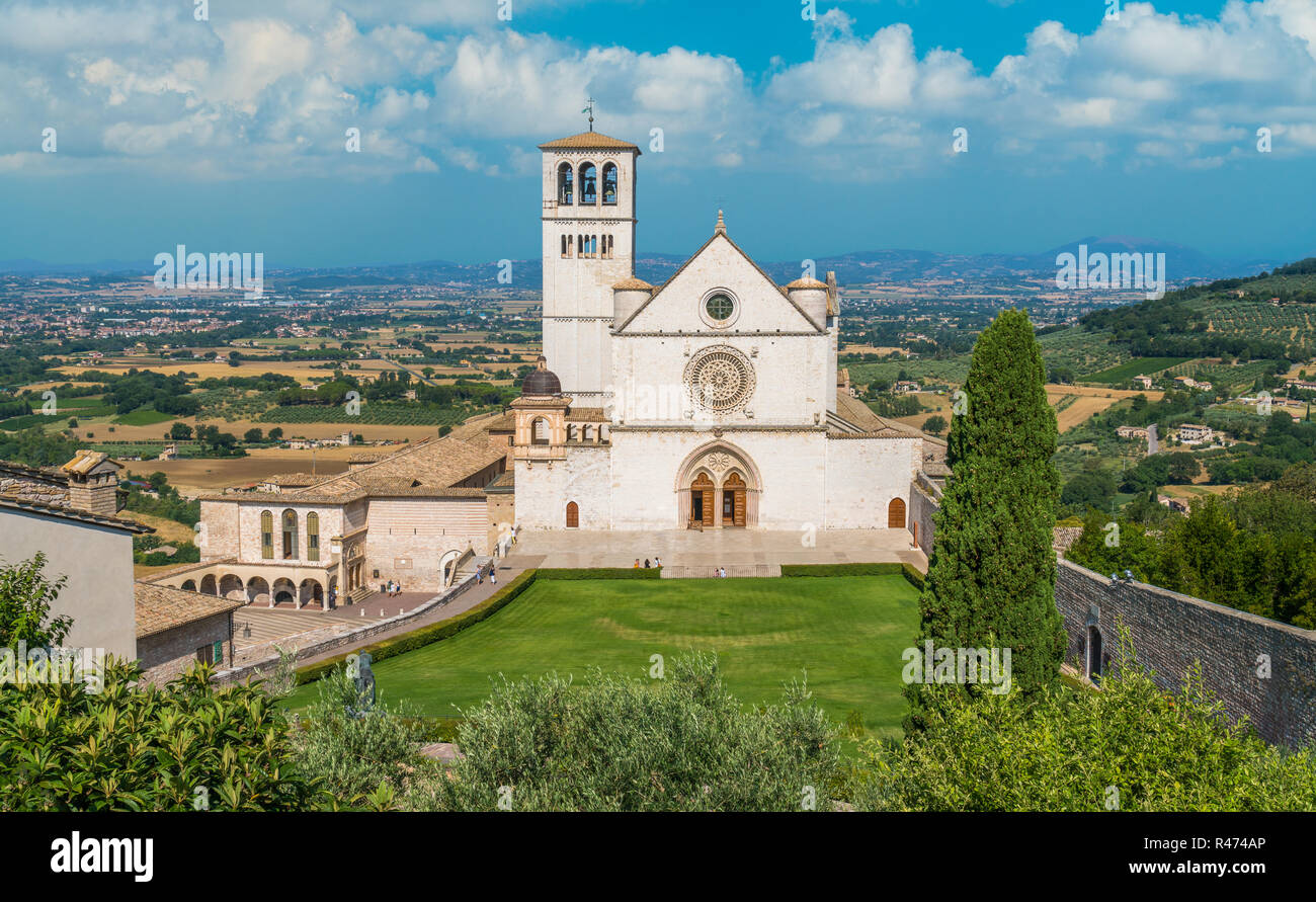 Basilique Saint François à assise sur une journée ensoleillée. L'Ombrie, en Italie centrale. Banque D'Images