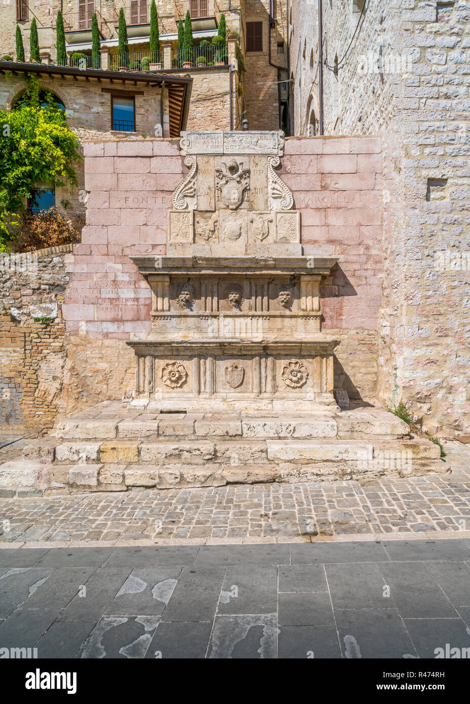 Vieille Fontaine à Assise. L'Ombrie, en Italie centrale. Banque D'Images