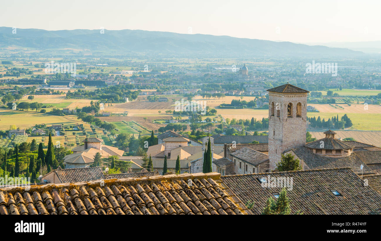 Soupir panoramique à Assise avec l'abbaye de Saint Pierre Bell Tower. L'Ombrie, Italie. Banque D'Images