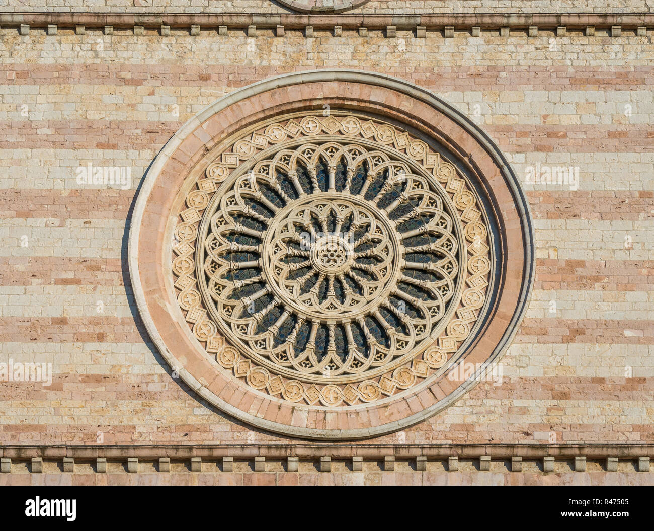 Rosace de la Basilique de Santa Chiara à Assise, en Ombrie, en Italie centrale. Banque D'Images