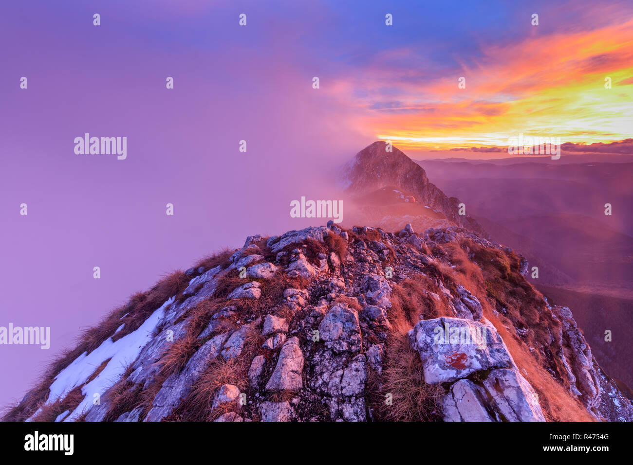 Paysage de montagne dans le coucher du soleil. Les montagnes Piatra Craiului, Roumanie Banque D'Images