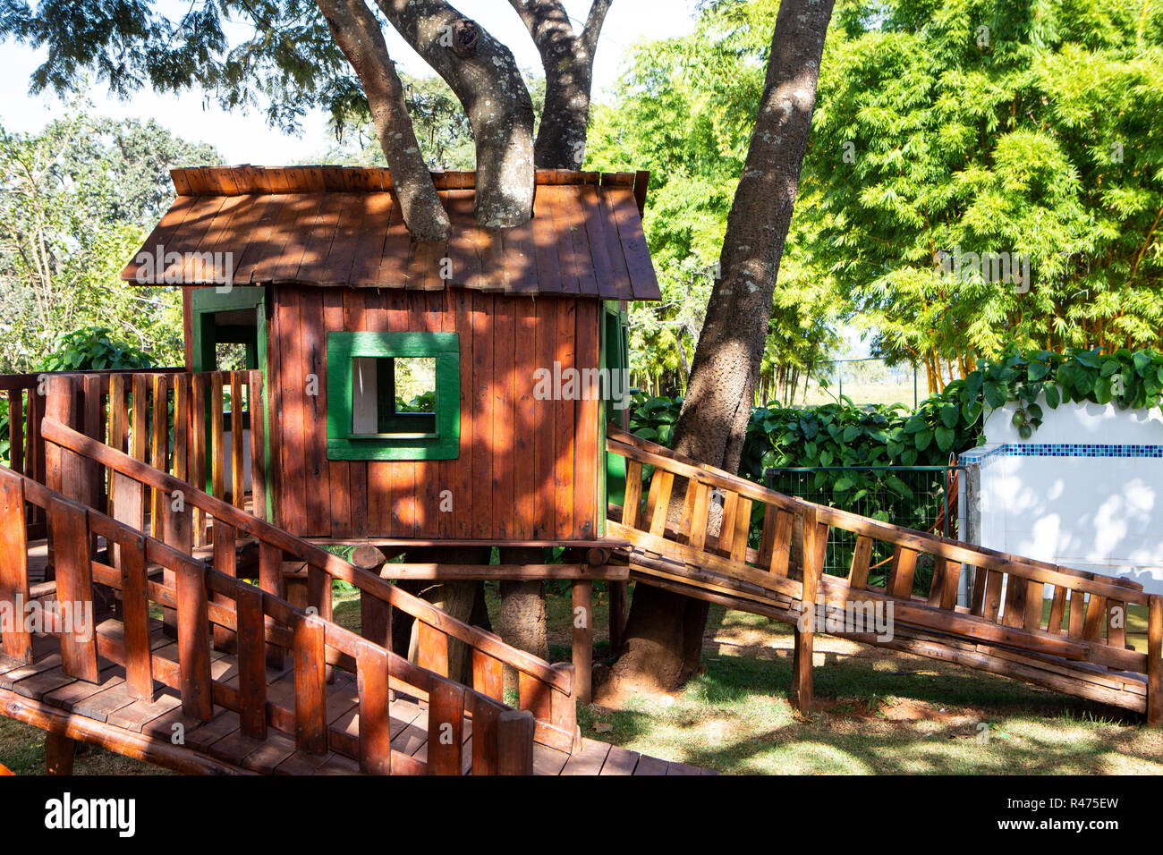 Maison de l'arbre en bois dans le jardin aux beaux jours d'été. Banque D'Images