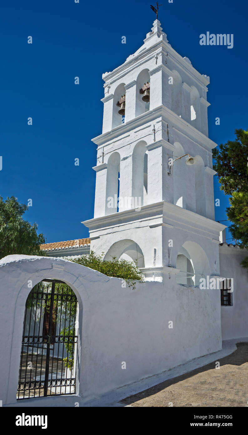 Vue sur l'île grecque de Kithyra dans la mer Egée. Le clocher d'une église. Banque D'Images