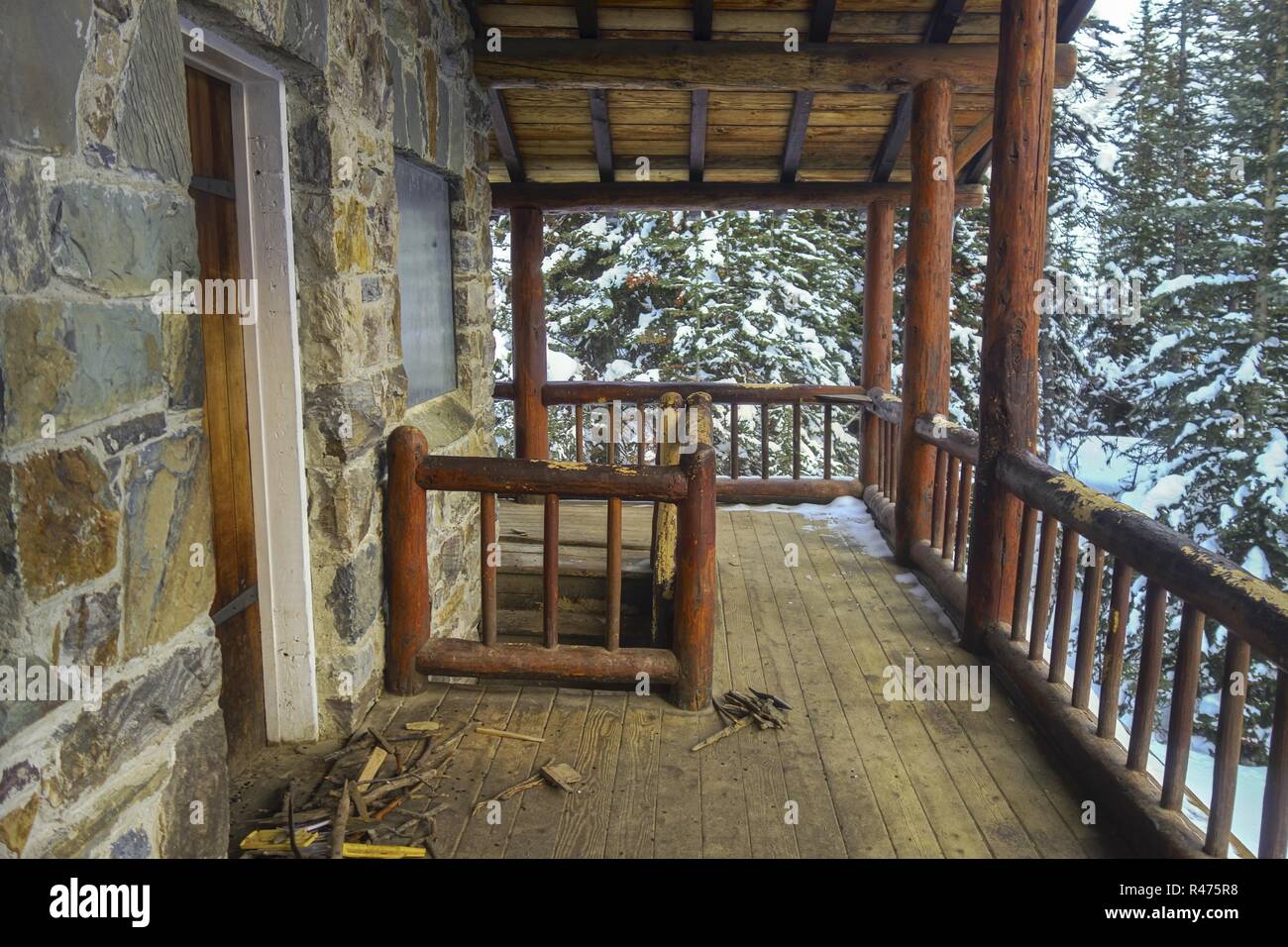 Maison de thé rustique vintage Log Cabin en bois porche extérieur. Sentier de randonnée de la plaine des six Glaciers. Parc national Banff montagnes Rocheuses canadiennes hiver Banque D'Images