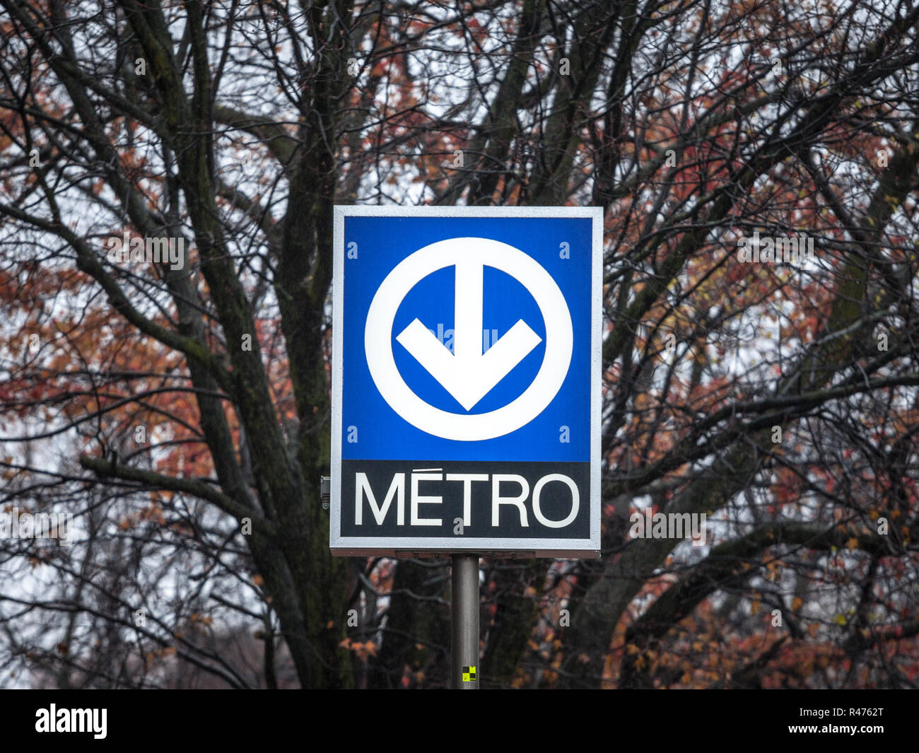 Montréal, Canada - le 3 novembre 2018 : panneau bleu indiquant une station de métro avec son logo sur le système de métro de Montréal, géré par la STM, Banque D'Images
