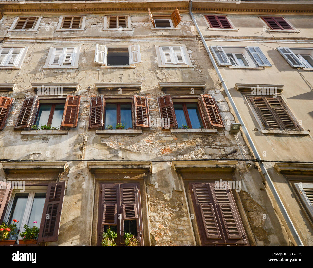 Les fenêtres et les murs, dans la vieille ville de Rovinj Croatie Banque D'Images