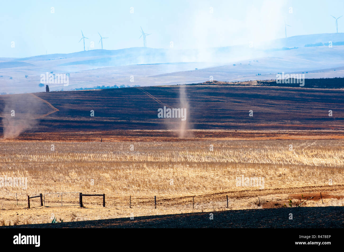 Combustion de la terre et de l'érosion du sol avec d'éoliennes Banque D'Images