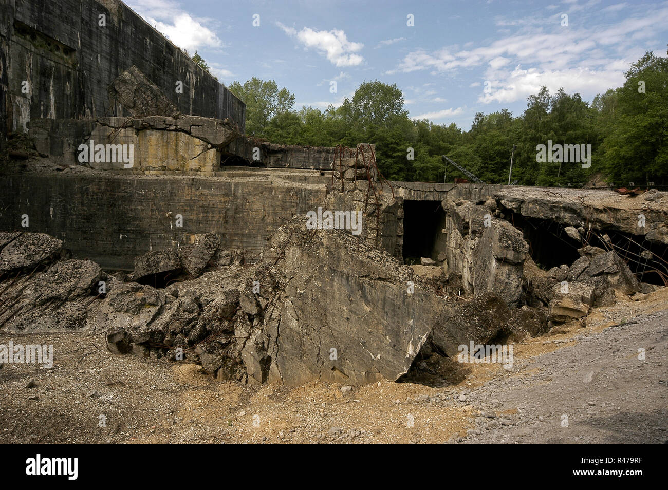 Les décombres d'une en partie détruite à l'épreuve des bombes bunker en béton pour le lancement de l'fusées V1 et V2 visant à Londres à la fin de WW11 près de Sain Banque D'Images