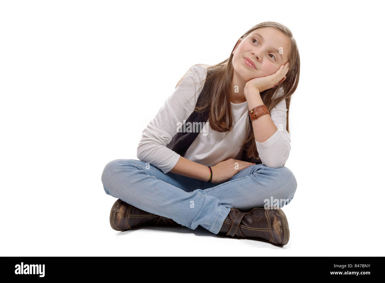 Девочка сидит на белом фоне