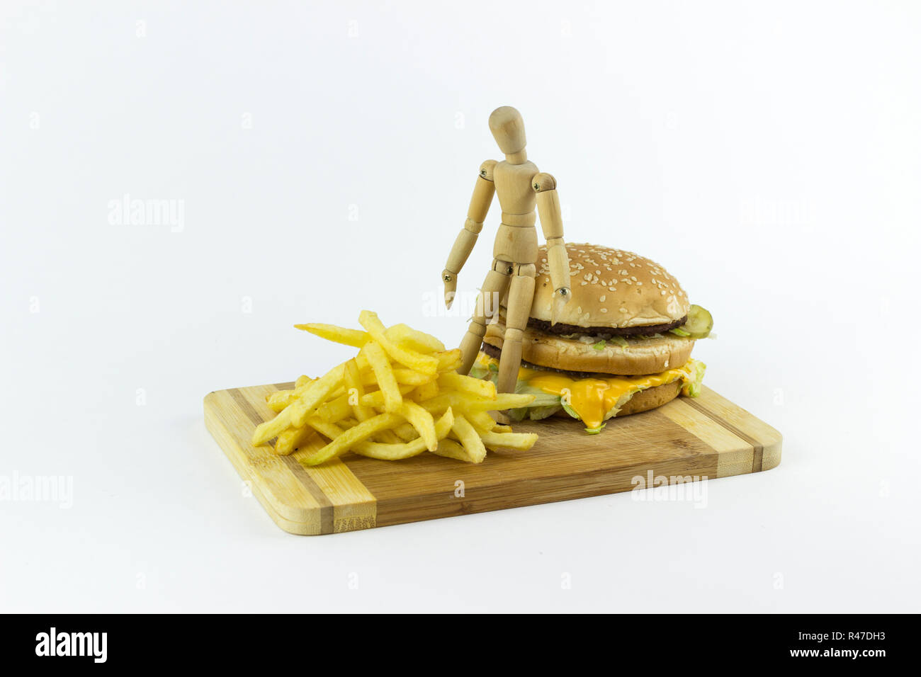 Poupée en bois debout sur un hamburger Banque D'Images