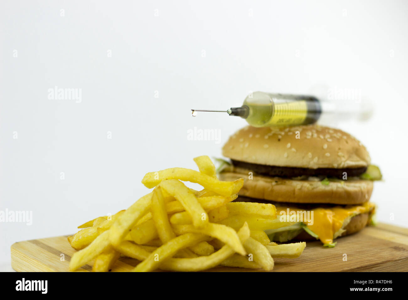 Seringue sur un hamburger Banque D'Images