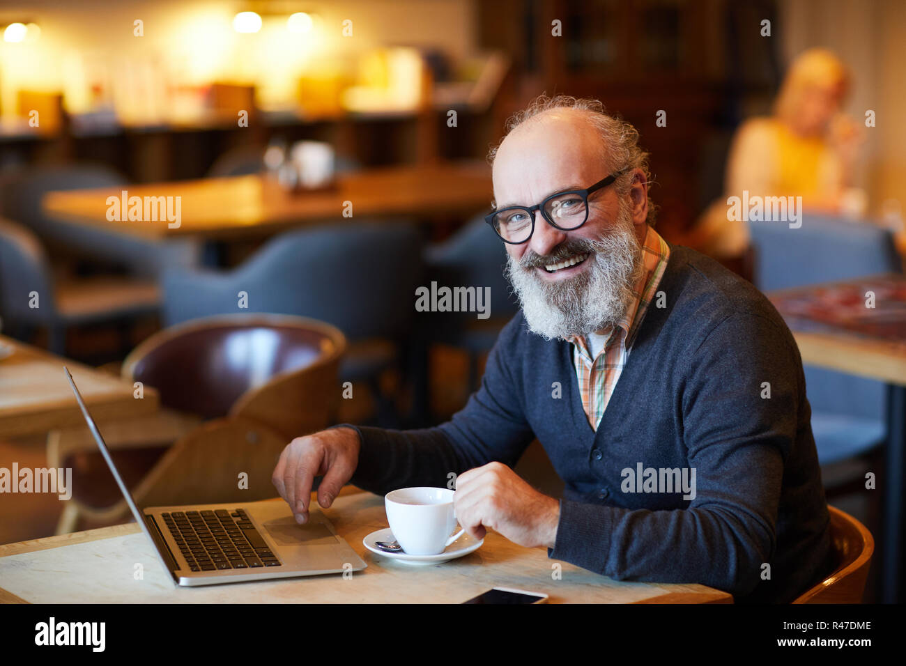 Homme prenant le thé Banque D'Images