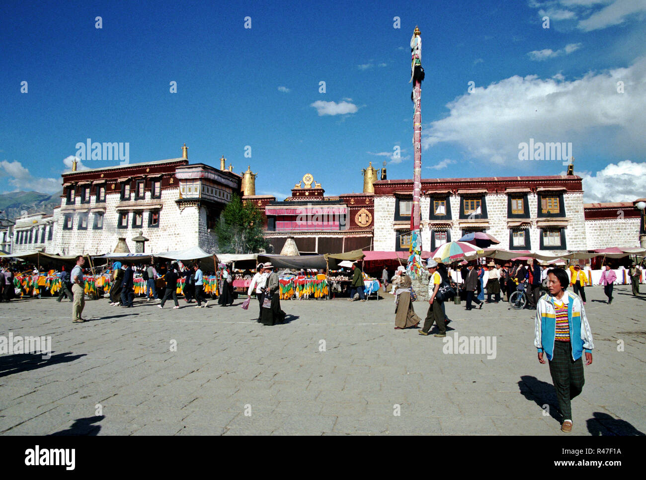 Lhassa, Tibet : Menschen auf dem Platz vor dem Tempel Jokhang. - 15.05.1998 Banque D'Images