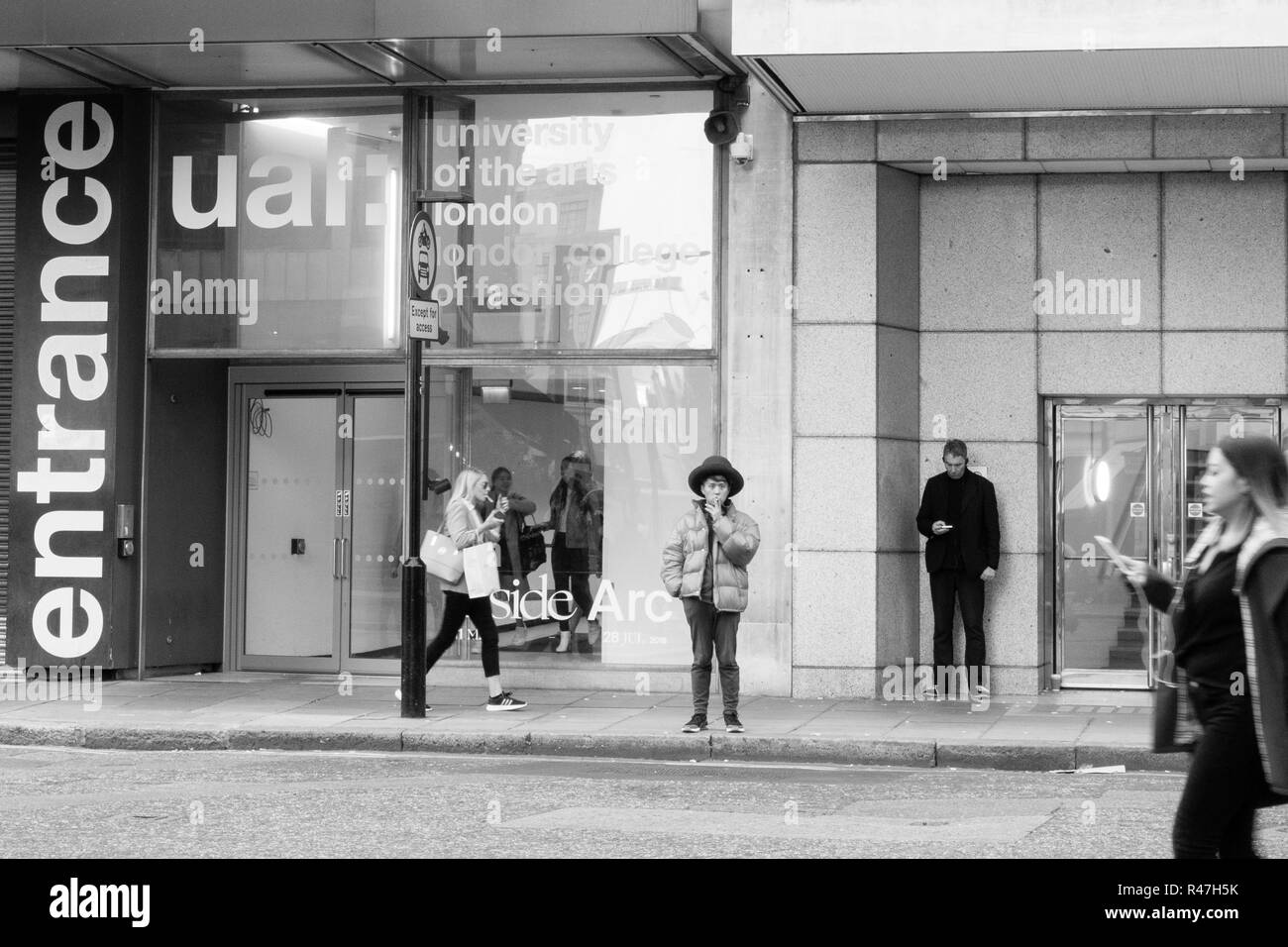 Image en noir et blanc. Jeune personne portant un chapeau à l'extérieur à l'UAL Pharrell London, Londres Uk, UK Banque D'Images