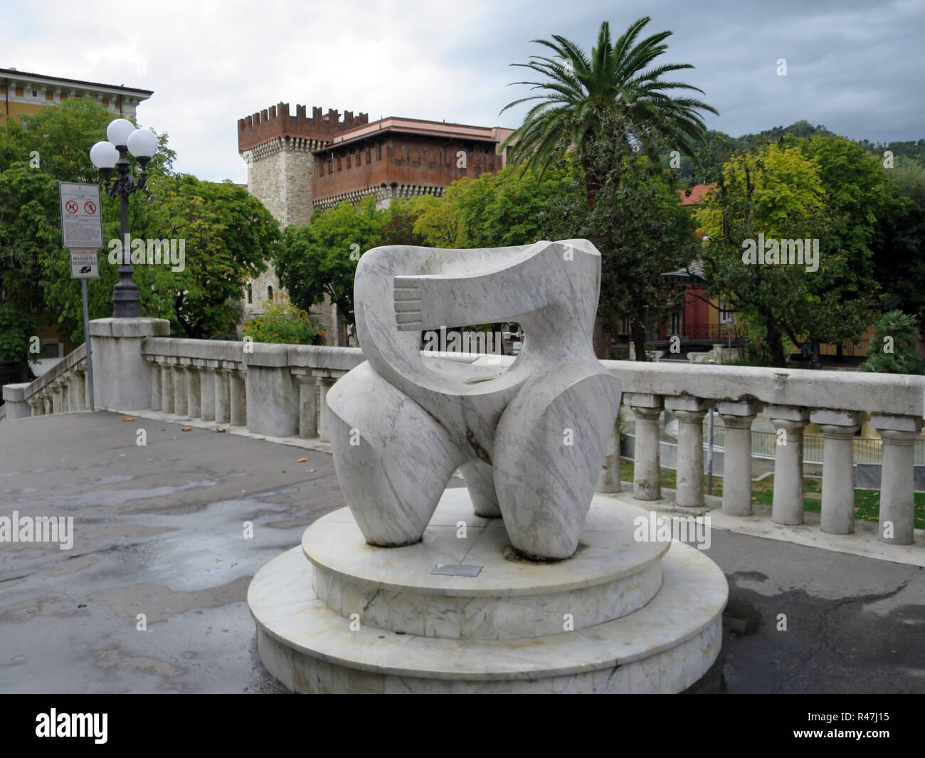 Sculpture de marbre à Piazza Antonio Gramsci Banque D'Images