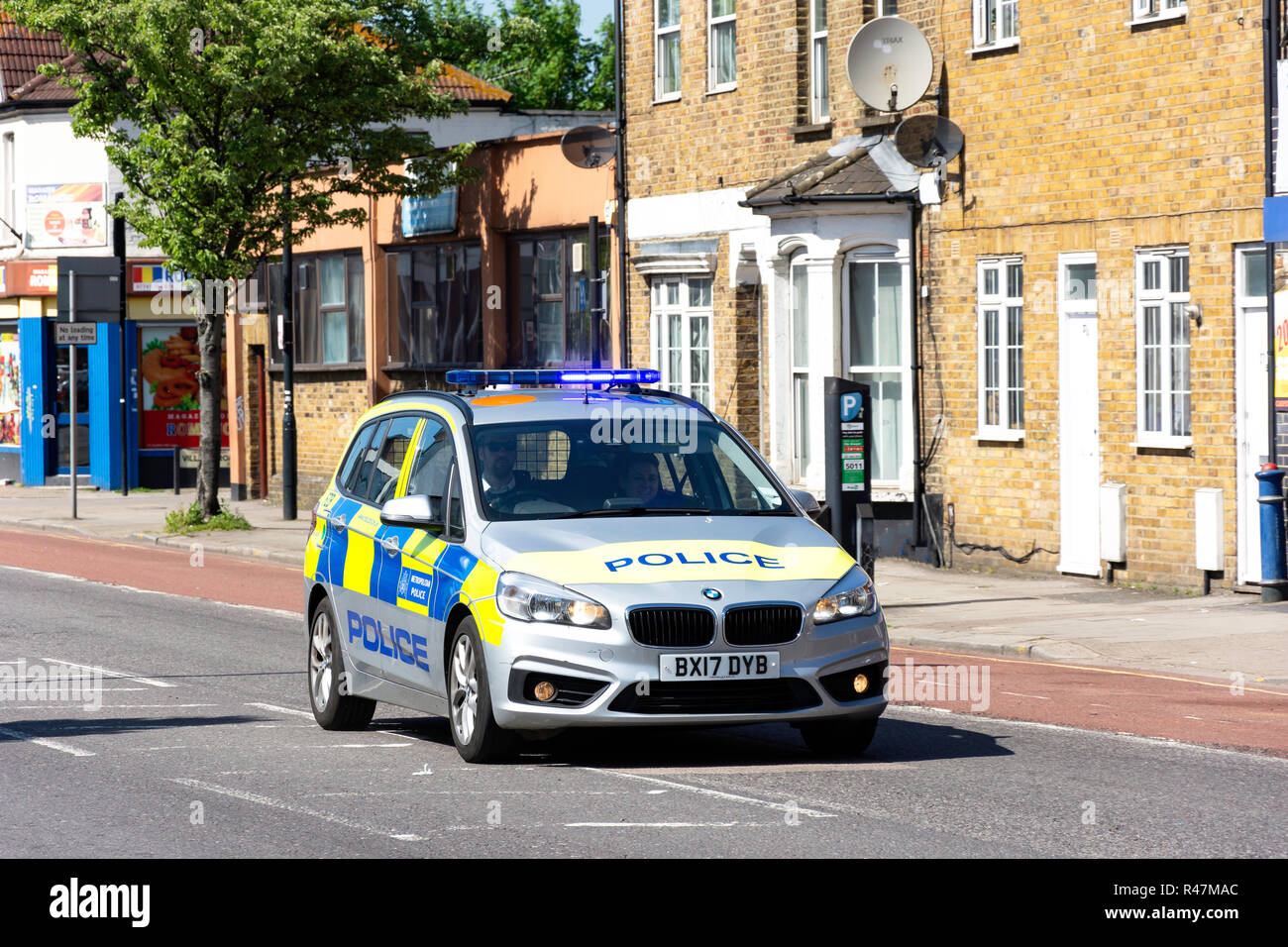 Voiture de police à l'appel, High Road, Willesden Green, Willesden, London Borough of Brent, Greater London, Angleterre, Royaume-Uni Banque D'Images