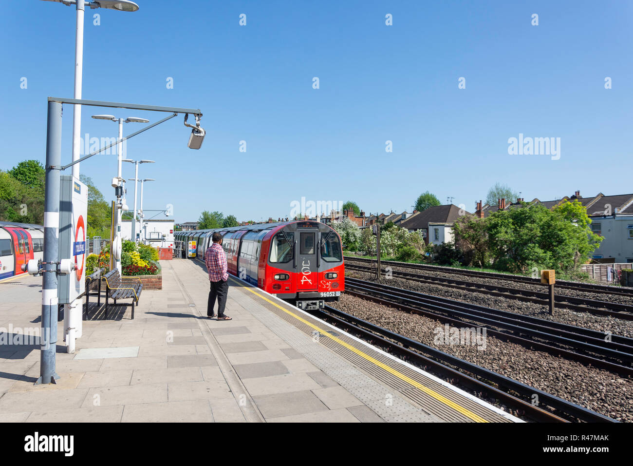 La plate-forme à Dollis Hill Station de métro, Dollis Hill, à Willesden, London Borough of Brent, Greater London, Angleterre, Royaume-Uni Banque D'Images
