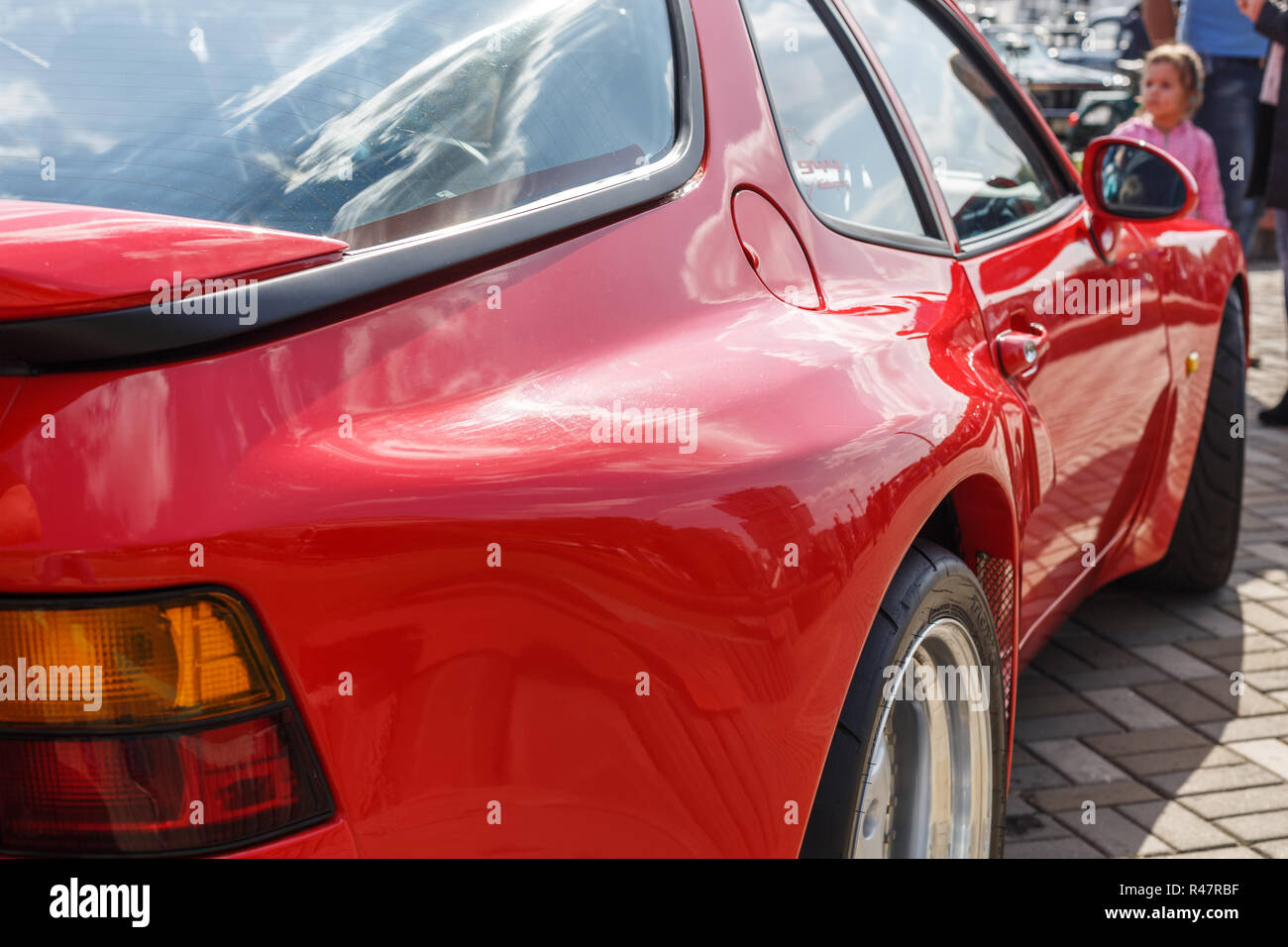 ROSTOV-SUR-Don, Russie, Octobre 07, 2017 : voiture sport rouge Porsche 944 coupé par le centre d'exposition de voiture rétro Banque D'Images