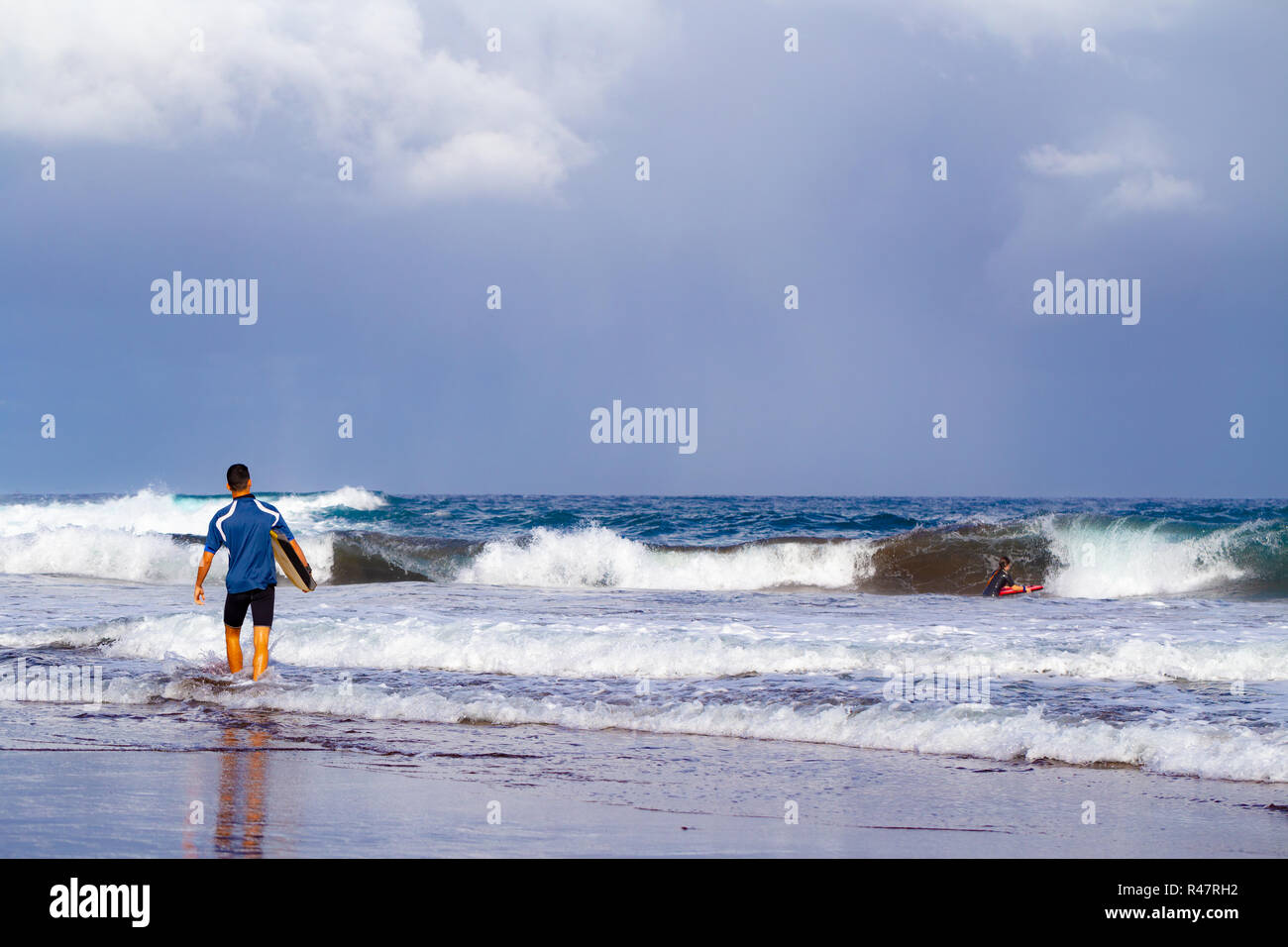 Surf dans l'Océan Atlantique sur la côte Est de la Grande Canarie sur un jour de tempête Banque D'Images