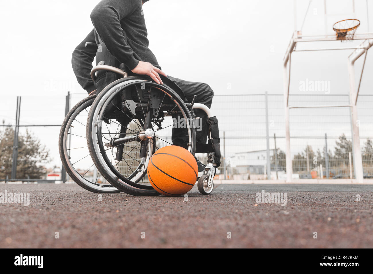 Jeune homme jouant au basket-ball en fauteuil roulant. Banque D'Images