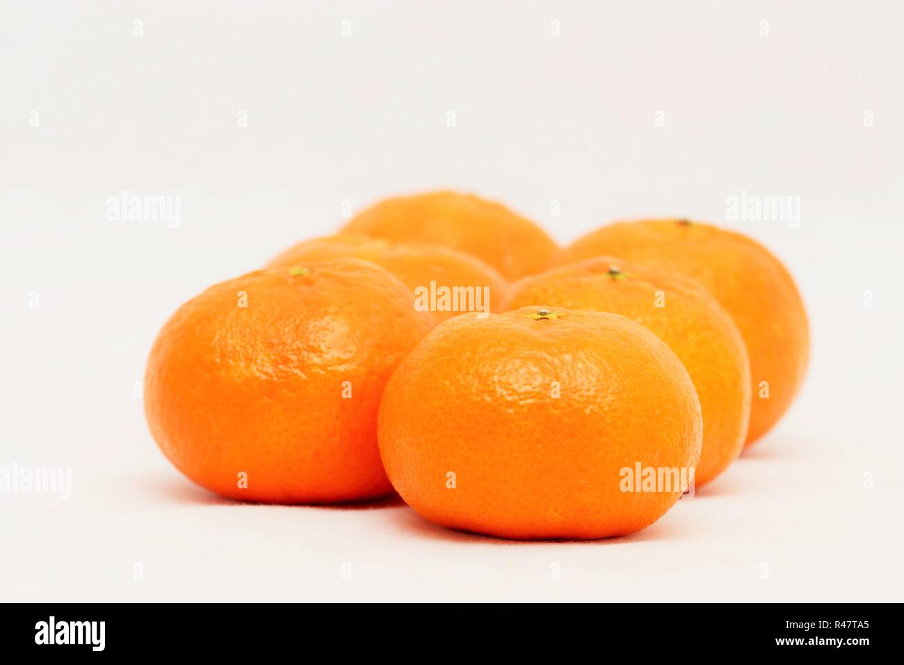 Tangerines fraîches sur fond blanc Banque D'Images