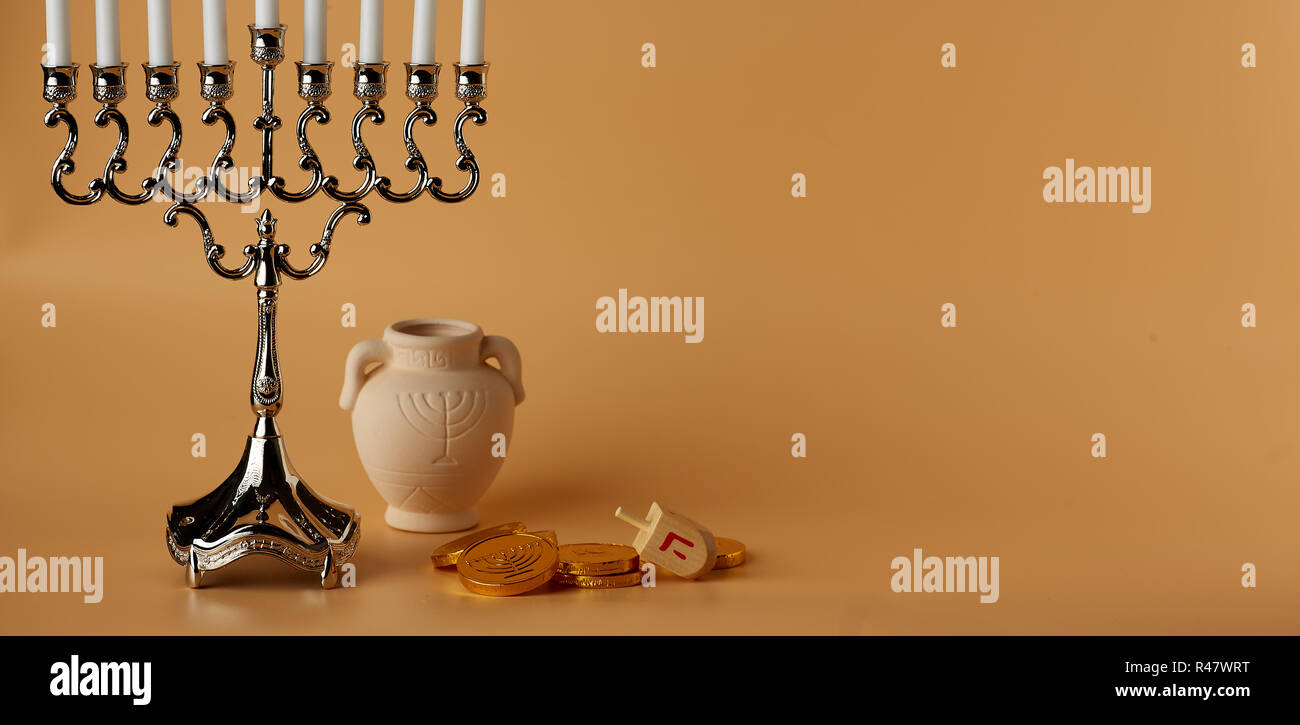 Maison de vacances juif Hanukkah menorah avec en arrière-plan, toupie,coins et jug Banque D'Images