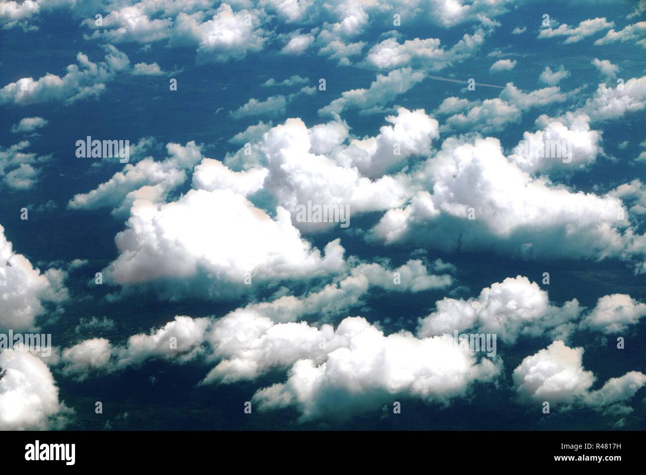 Nuages d'aile d'avion vue Banque D'Images